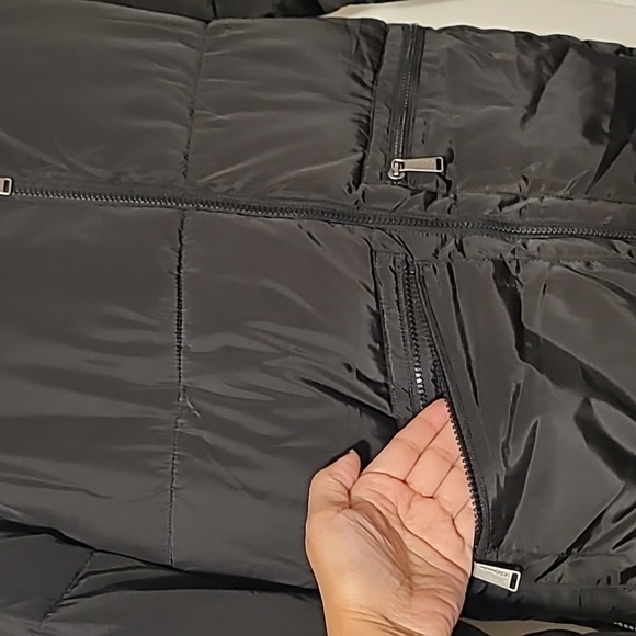 BCBG hooded puffer winter coat, with super soft sherpa style material inside. - Picture 5 of 14